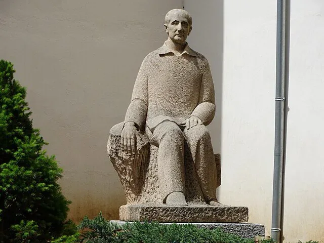Estatua del poeta Leopoldo Panero en su casa-museo en Astorga